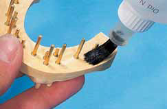 Uso de Botellita Plástica con pincel en Laboratorio dental